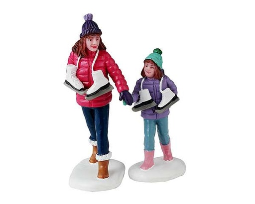 [42324-A2528] SKATING SISTERS SET OF 2